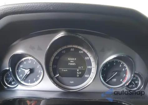 2010 Mercedes-Benz E 550 z USA, uszkodzony, nr VIN WDDHF7CB3AA033244